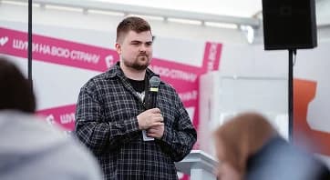 Спикер выступает перед участниками Центра «ШУМ»